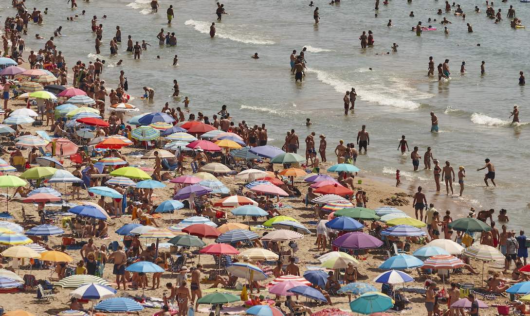 Crowded beach BBC News